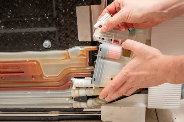 Man Repairs Dishwasher — Stock Photo, Image