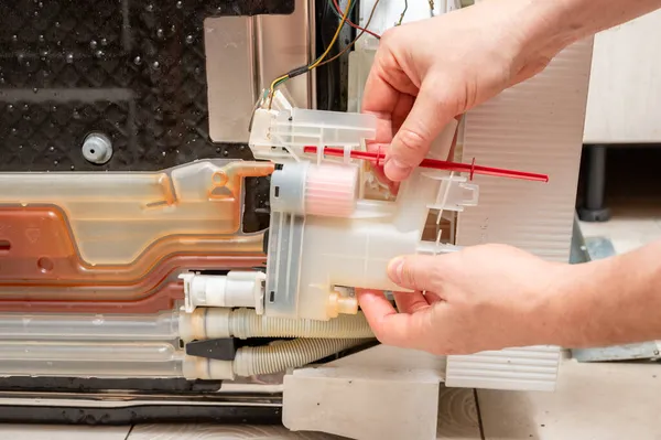 Man Repairs Dishwasher — Stock Photo, Image