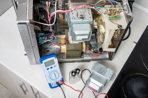 Nowy Magnetron Kondensator Tester Obok Rozmontowanej Mikrofalówki — Zdjęcie stockowe