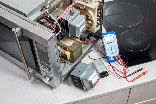 Parçalanmış mikrodalganın yanında yeni magnetron, kapasitör ve test cihazı