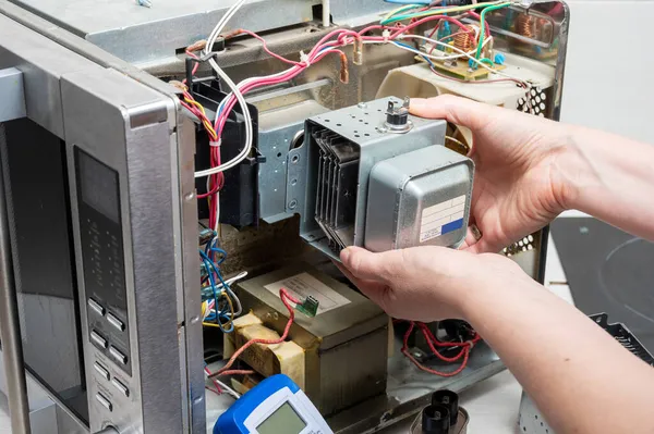 Reparatie Van Magnetron Een Vrouw Vervangt Een Magnetron — Stockfoto