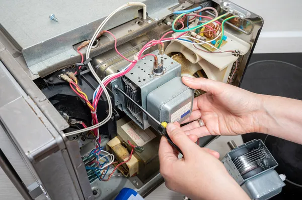 Reparatie Van Magnetron Een Vrouw Vervangt Een Magnetron — Stockfoto