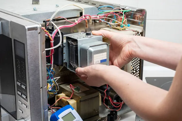 Reparatur Der Mikrowelle Eine Frau Ersetzt Ein Magnetron — Stockfoto