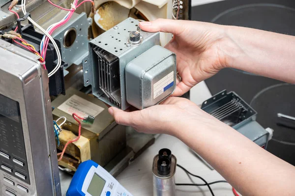 Repair Microwave Oven Woman Replaces Magnetron — Stock Photo, Image