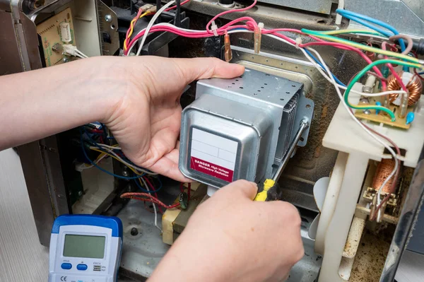 Reparação Forno Microondas Uma Mulher Substitui Magnetron — Fotografia de Stock