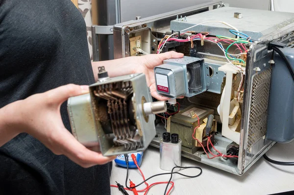 Reparatie Van Magnetron Een Vrouw Vervangt Een Magnetron — Stockfoto