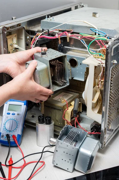 Repair Microwave Oven Woman Replaces Magnetron — Stock Photo, Image