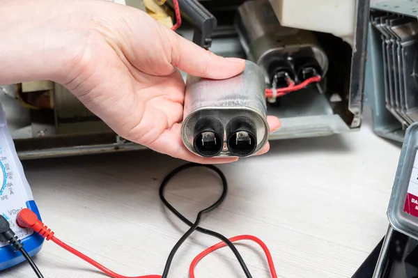 Repair Microwave Oven Woman Shows Old Capacitor — Stock Photo, Image