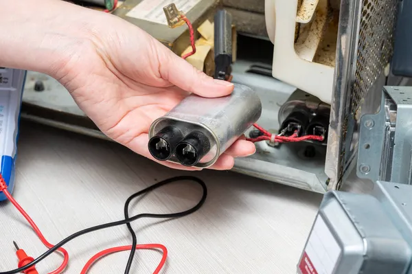 Reparatur Der Mikrowelle Eine Frau Zeigt Einen Alten Kondensator — Stockfoto