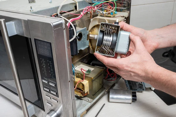 Επισκευή Φούρνου Μικροκυμάτων Ένας Άντρας Αντικαθιστά Ένα Μαγνητόμετρο — Φωτογραφία Αρχείου