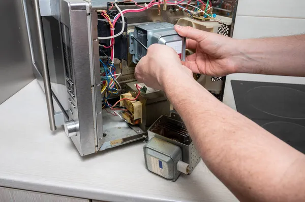 Reparatur Der Mikrowelle Ein Mann Ersetzt Ein Magnetron — Stockfoto