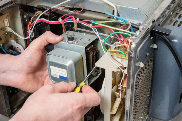 Mikrodalga fırının tamiri. Bir magnetron yerine bir adam.