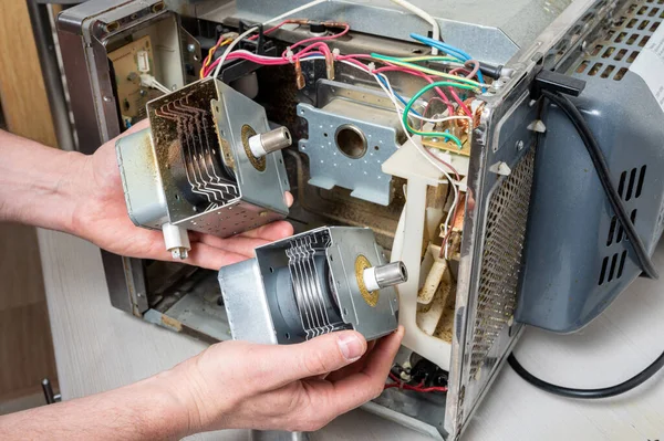 Επισκευή Φούρνου Μικροκυμάτων Άνθρωπος Δείχνει Παλιό Και Νέο Μαγνητόμετρο — Φωτογραφία Αρχείου