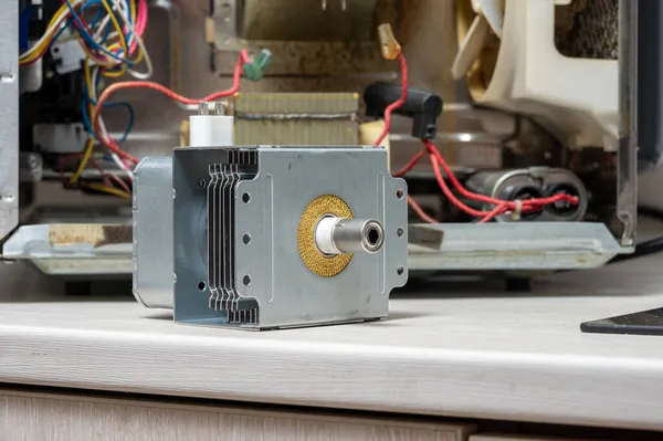 Nieuwe Magnetron Naast Gedemonteerde Magnetron Stockafbeelding