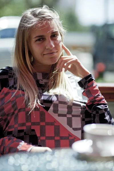 Pretty blond girl sitting in a cafe — Stock Photo, Image