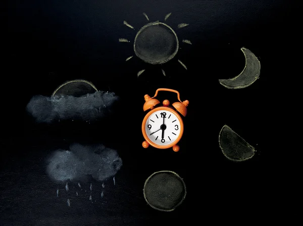 Desenho vida cyecle de tempo por pastel em folha preta de couro — Fotografia de Stock