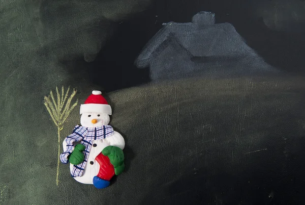 ชายหิมะที่มีไม้กวาดของเขาหน้าบ้านวาดโดยพาสเทล — ภาพถ่ายสต็อก
