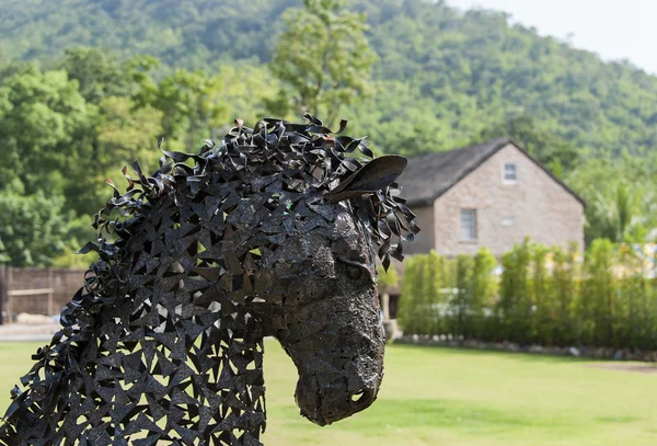 Moderna stål häst ansikte dekorera i gården huset — Stockfoto