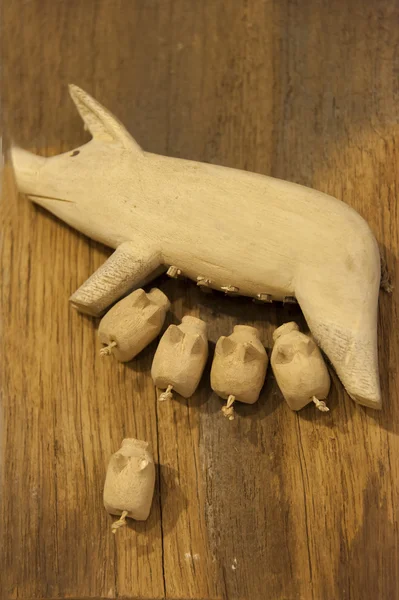 Baby pigs suck up milk from their mother — Stock Photo, Image