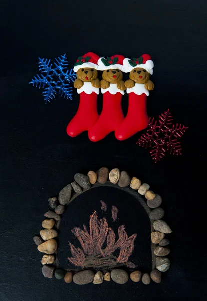 Decoração de lugar de fogo com meia de Natal e floco de neve — Fotografia de Stock