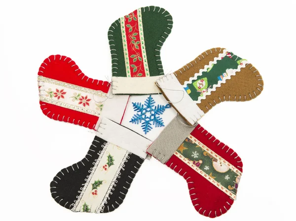 Πέντε Χριστούγεννα κάλτσες σε κύκλο που απομονώνονται σε λευκό φόντο — Φωτογραφία Αρχείου