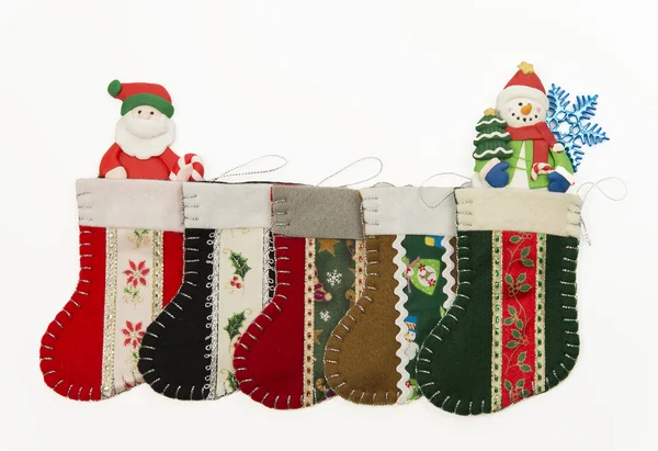 安排的圣诞袜子与圣诞老人和雪的人 — 图库照片