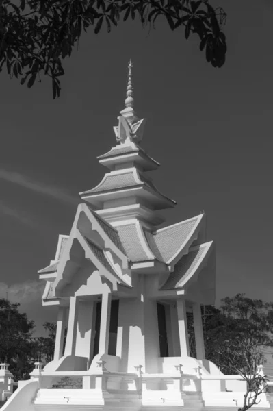 Ensam vitt tempel i svart och vit stil — Stockfoto