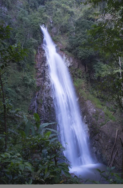 Lunga cascata in montagna — Foto Stock