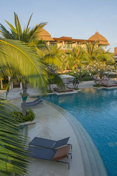 Två pool bäddar i poolen på hotel — Stockfoto