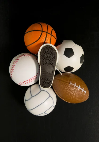 Stampa piede su scarpa tra le palle su sfondo nero — Foto Stock