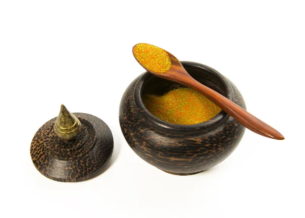 Piccola pentola di legno tailandese con erba in cucchiaio isolata su sfondo bianco — Foto Stock