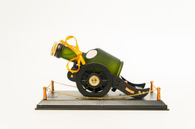 viski şişesi üzerinde beyaz zemin üzerine izole topçu platformu