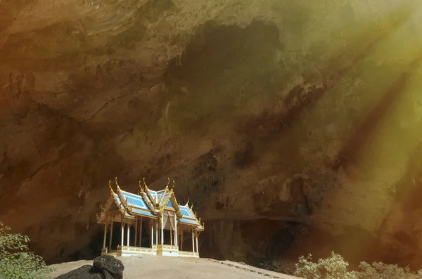 Pavilhão de estilo antigo tailandês azul construído na grande caverna — Fotografia de Stock