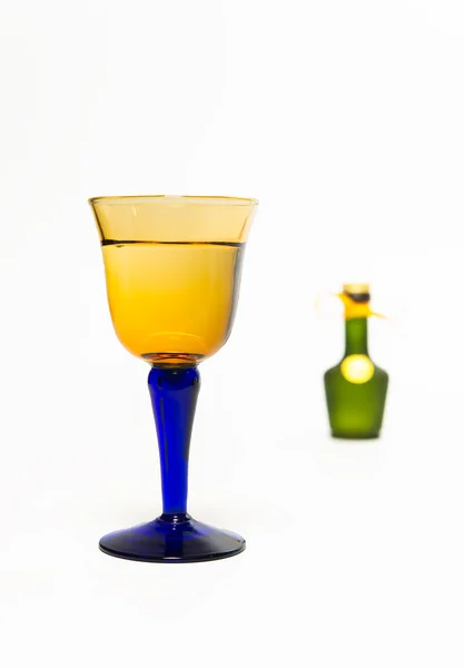Zoom im Whisky-Glas mit unscharfer grüner Whisky-Flasche — Stockfoto