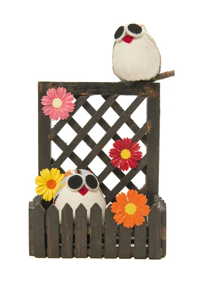 Coppia gufo con fiore sulla recinzione in legno — Foto Stock