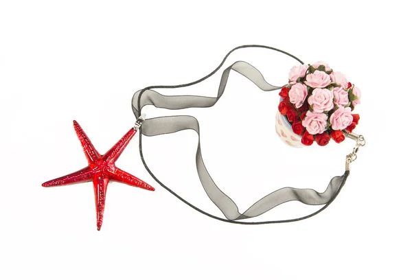 Collar de estrellas de cristal rojo con arbusto de rosas — Foto de Stock