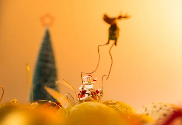 Concentra-te no Pai Natal no trenó com renas com fundo amarelo — Fotografia de Stock