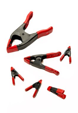 İlkbahar farklı boyutuna kelepçe izole üzerinde beyaz arka plan