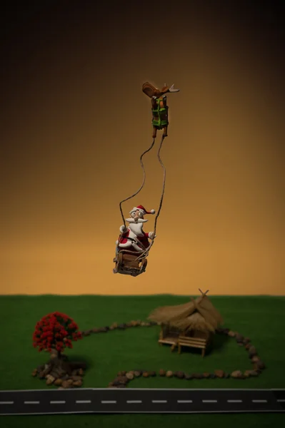 산타와 순 록 날고 타이어 하우스 크리스마스 이브에 대 한 — 스톡 사진