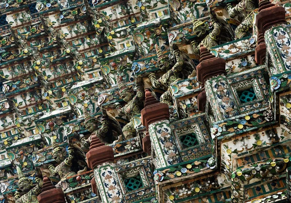 Modello tailandese di stucco sulla pagoda nel tempio di Bangkok — Foto Stock