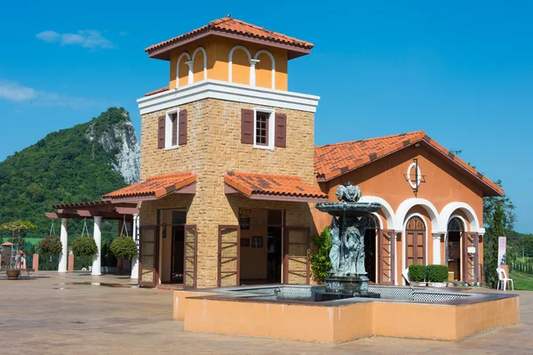 Bela casa na frente da montanha — Fotografia de Stock