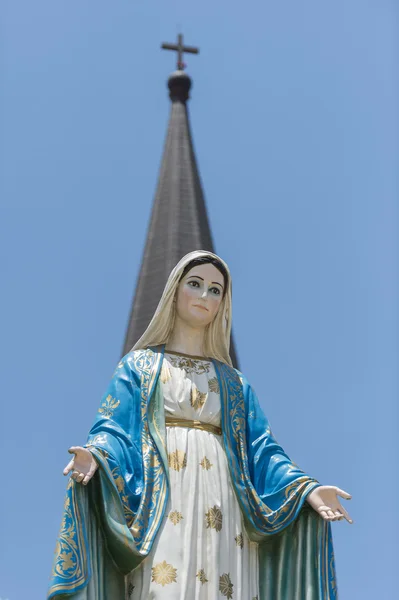 Sculpture of Mary in front of Catholic Church — Stock Photo, Image