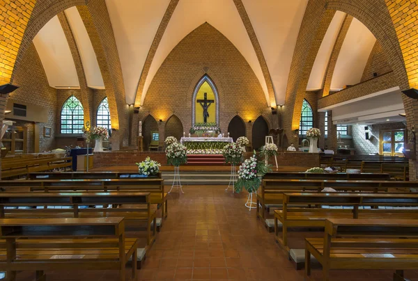 Όμορφη καθολική εκκλησία είναι έτοιμη για τη μάζα Royalty Free Φωτογραφίες Αρχείου