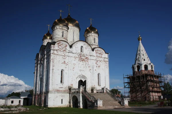 Monasterio Luzhetsky. Iglesia de la Natividad de la Santísima Virgen María y el campanario . — Foto de Stock