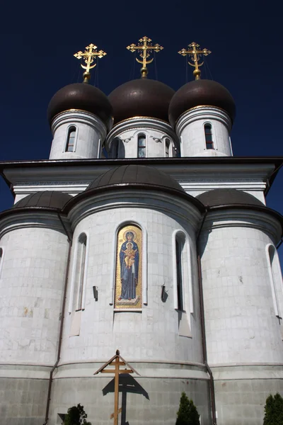 El complejo del templo en Razanak Sergio de Radonezh. Templo de entrada de la Madre de Dios. Rusia, Moscú . —  Fotos de Stock