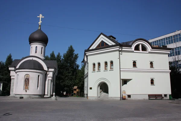 Chrám svatého Sergeje radonezh a domu duchovenstva. Rusko, Moskva. — Stock fotografie