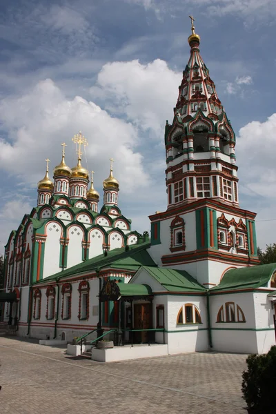 圣尼古拉教堂在 khamovniki 与一座钟楼。俄罗斯莫斯科. — 图库照片
