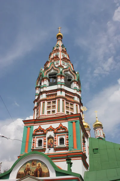 Bell tower av St nicholas kyrkan i khamovniki. Ryssland, Moskva. — Stockfoto