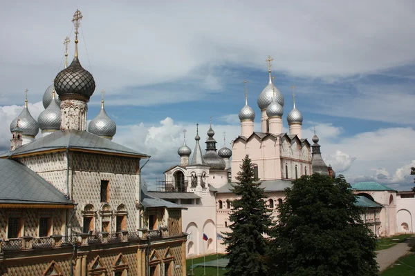 Rostov kremlin. Kirche der Auferstehung unseres Herrn und Kirche der Beschützerin. — Stockfoto