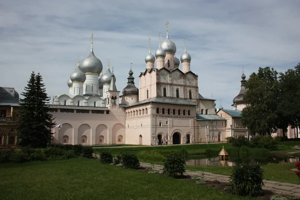 Kremlin Rostov. Iglesia de la Resurrección del Señor y la cúpula de la Catedral de la Asunción . — Foto de Stock